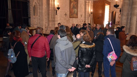 Un grupo de turistas visitando la iglesia de San Pedro