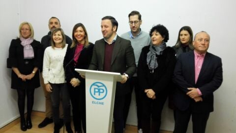 Los nueve concejales del PP de Elche han comparecido juntos