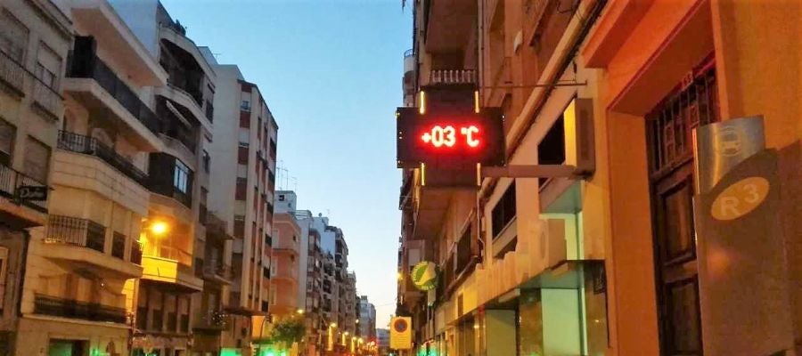 Termómetro en una calle de Elche Termómetro en una calle de Elche