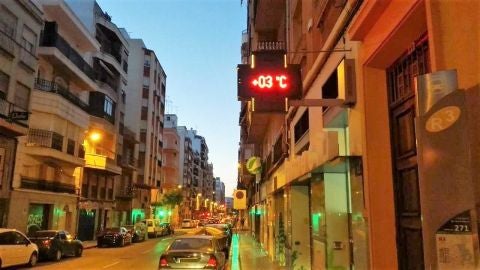 Term&oacute;metro en una calle de Elche.