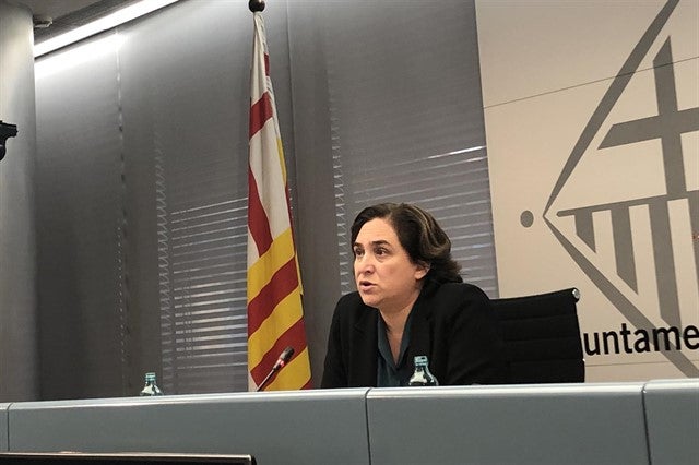 La Policía exige retirar una placa sobre el franquismo que el Ayuntamiento de Barcelona colocó frente a la Jefatura La Policía exige retirar una placa sobre el franquismo que el Ayuntamiento de Barcelona colocó frente a la Jefatura