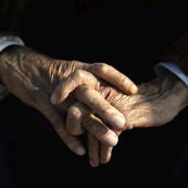 Vista de las manos de un anciano