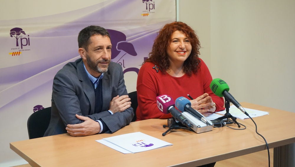 Antoni Amengual, jefe de campaña de Proposta per les Illes, junto a Maria Antònia Sureda, presidenta del Comité Electoral de El Pi.