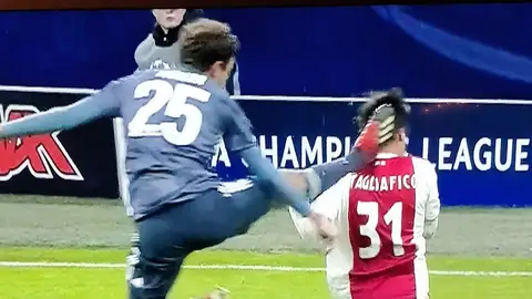 La salvaje entrada de Müller a Tagliafico La salvaje entrada de Müller a Tagliafico