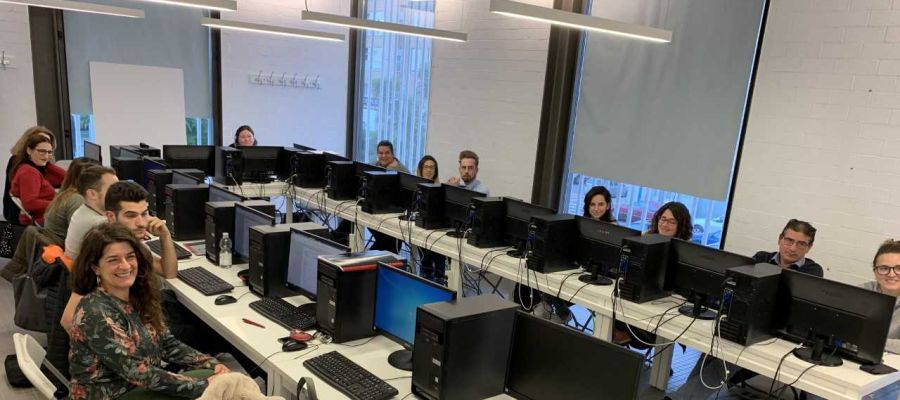 Els alumnes de l´Aula Mentor durant una de les classes. Els alumnes de l´Aula Mentor durant una de les classes.