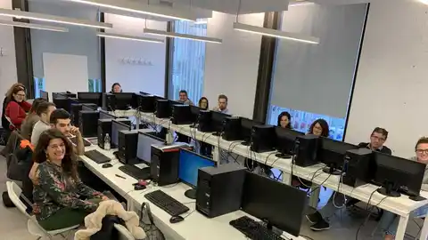 Els alumnes de l´Aula Mentor durant una de les classes. El projecte és pioner a nivel nacional amb més moduls d´especialització profesional i semipresencial.