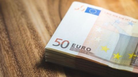 money cash stack bank note earn pile pay salary 1291090_643x397