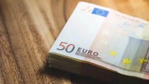 money cash stack bank note earn pile pay salary 1291090_643x397 money cash stack bank note earn pile pay salary 1291090_643x397