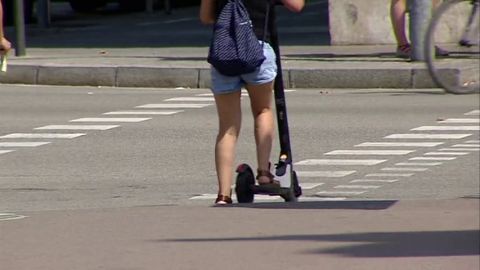 Ciudadano en un patinete