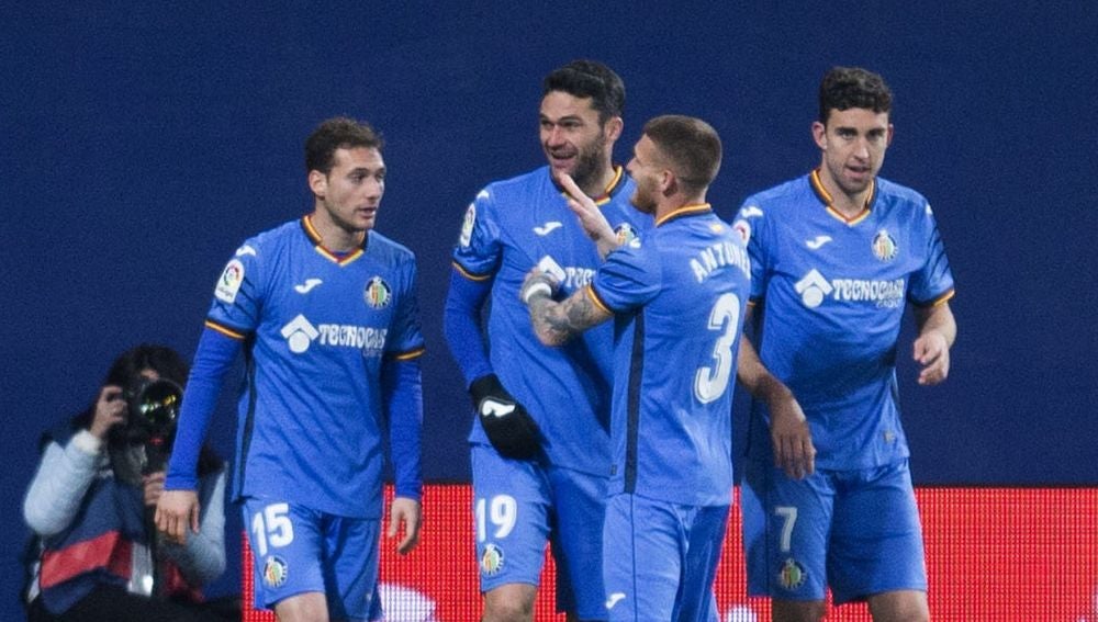 Los jugadores del Getafe celebran el gol de Jorge Molina contra el Villarreal