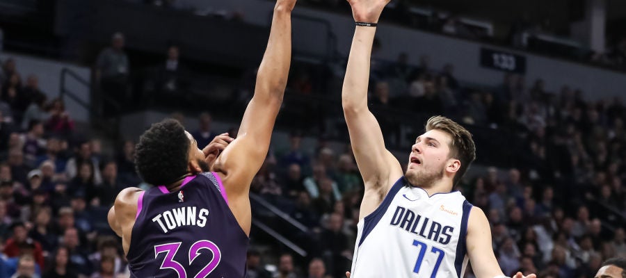 Doncic lanza una 'bomba' por encima de Karl-Anthony Towns Doncic lanza una 'bomba' por encima de Karl-Anthony Towns