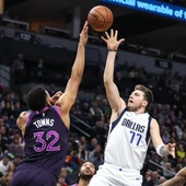 Doncic lanza una 'bomba' por encima de Karl-Anthony Towns Doncic lanza una 'bomba' por encima de Karl-Anthony Towns
