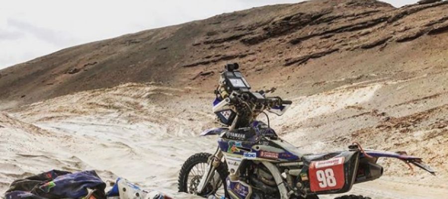 La moto de Sara García, atrapada en las dunas La moto de Sara García, atrapada en las dunas