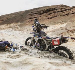 La moto de Sara García, atrapada en las dunas La moto de Sara García, atrapada en las dunas