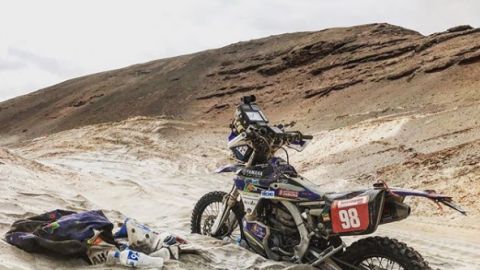 La moto de Sara Garc&iacute;a, atrapada en las dunas