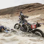La moto de Sara García, atrapada en las dunas La moto de Sara García, atrapada en las dunas