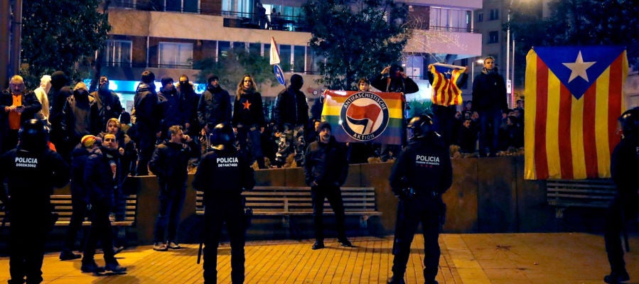 Unas 400 personas boicotean un acto de Vox en Barcelona Unas 400 personas boicotean un acto de Vox en Barcelona