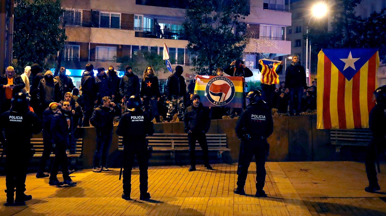 Unas 400 personas boicotean un acto de Vox en Barcelona Unas 400 personas boicotean un acto de Vox en Barcelona
