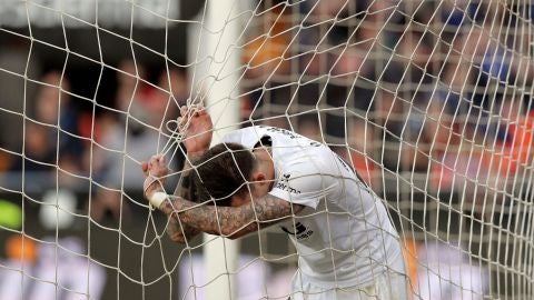 Santi Mina se desespera en el partido contra el Valladolid