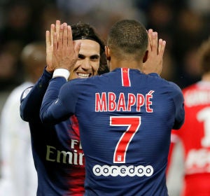 Mbappe y Cavani celebran un gol Mbappe y Cavani celebran un gol