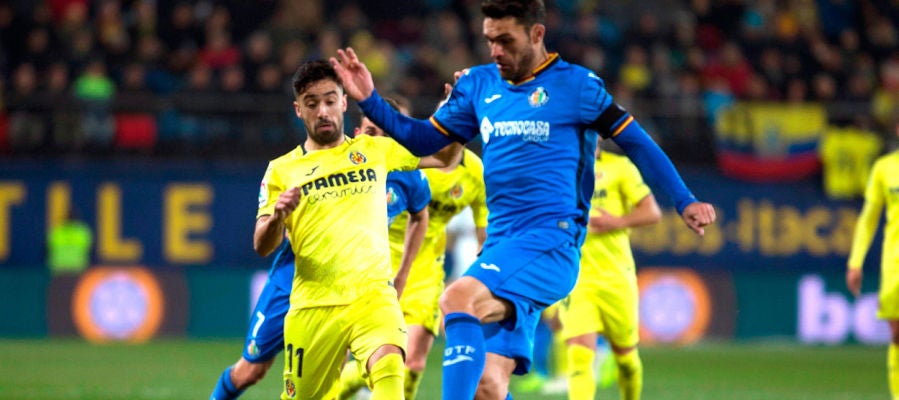El defensa del Villarreal Jaume Costa pelea un balón con el delantero del Getafe Jorge Molina El defensa del Villarreal Jaume Costa pelea un balón con el delantero del Getafe Jorge Molina