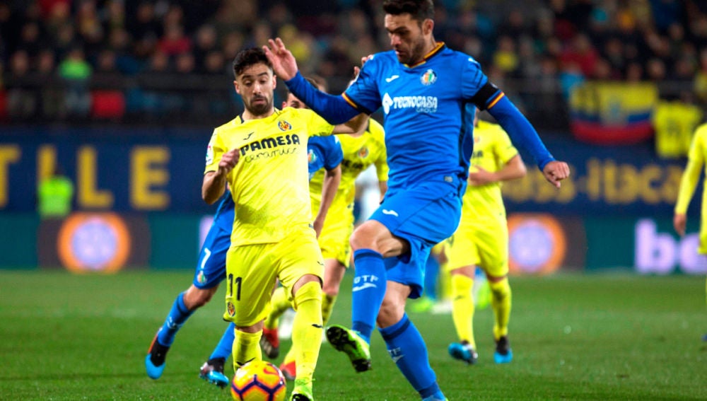 El defensa del Villarreal Jaume Costa pelea un balón con el delantero del Getafe Jorge Molina