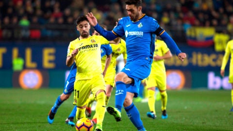 El defensa del Villarreal Jaume Costa pelea un bal&oacute;n con el delantero del Getafe Jorge Molina