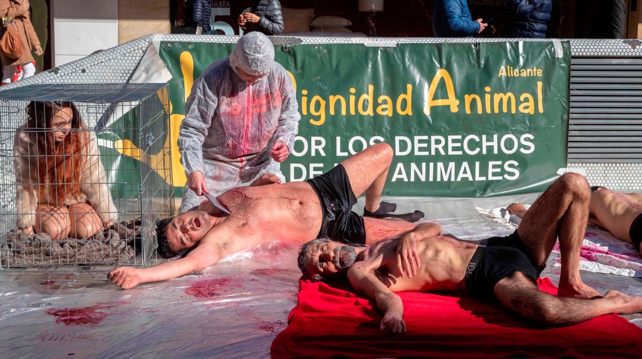 Animalistas protestan contra la venta de pieles simulando la tortura y el maltrato que sufren Animalistas protestan contra la venta de pieles simulando la tortura y el maltrato que sufren