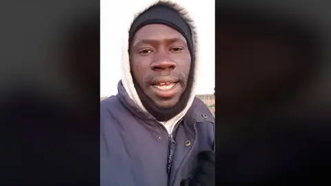 El inmigrante autor del vídeo contra Vox que se ha vuelto viral, Serigne Mamadou El inmigrante autor del vídeo contra Vox que se ha vuelto viral, Serigne Mamadou