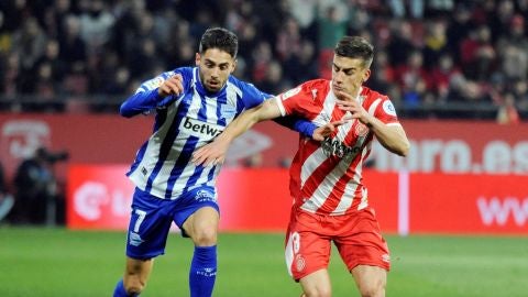 Sobrino y Pons se disputan la posesi&oacute;n del bal&oacute;n