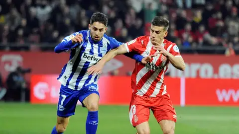 Sobrino y Pons se disputan la posesión del balón Sobrino y Pons se disputan la posesión del balón