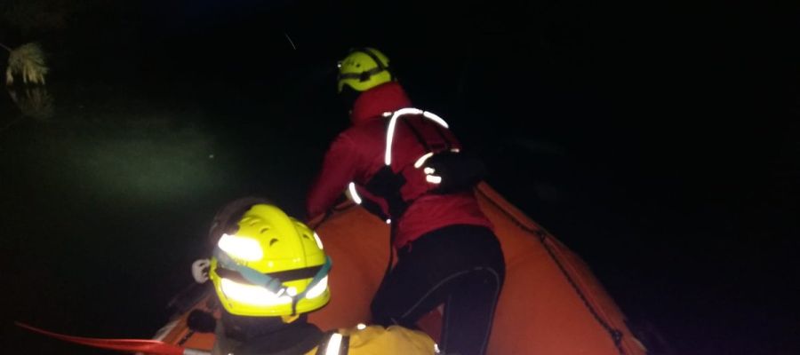 Bomberos buscan al piragüista desaparecido en el río Júcar Bomberos buscan al piragüista desaparecido en el río Júcar