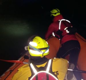 Bomberos buscan al piragüista desaparecido en el río Júcar Bomberos buscan al piragüista desaparecido en el río Júcar