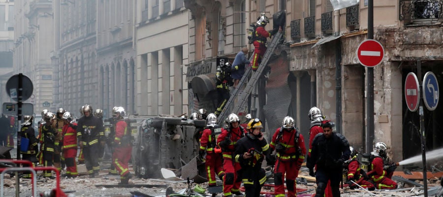 Los bomberos de París trabajan en la extinción Los bomberos de París trabajan en la extinción