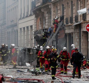 Los bomberos de París trabajan en la extinción Los bomberos de París trabajan en la extinción