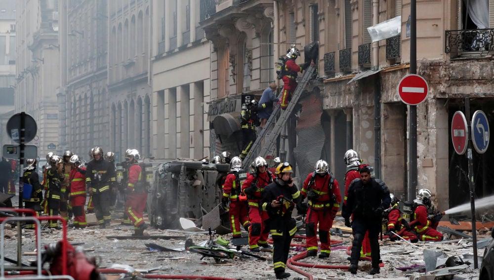 Los bomberos de París trabajan en la extinción 