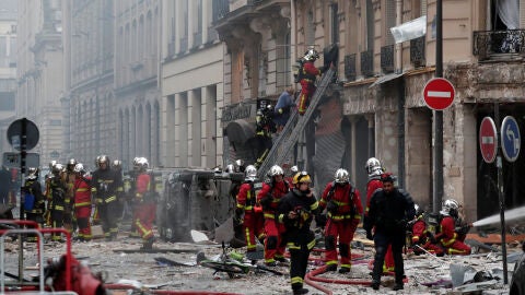 Los bomberos de Par&iacute;s trabajan en la extinci&oacute;n 