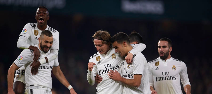 Los jugadores del Real Madrid celebran el gol de Modric contra el Betis Los jugadores del Real Madrid celebran el gol de Modric contra el Betis