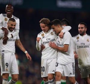 Los jugadores del Real Madrid celebran el gol de Modric contra el Betis Los jugadores del Real Madrid celebran el gol de Modric contra el Betis