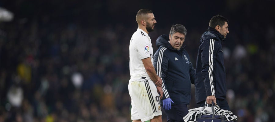 Benzema se duele de su mano derecha Benzema se duele de su mano derecha