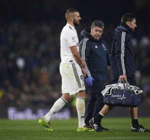 Benzema se duele de su mano derecha Benzema se duele de su mano derecha