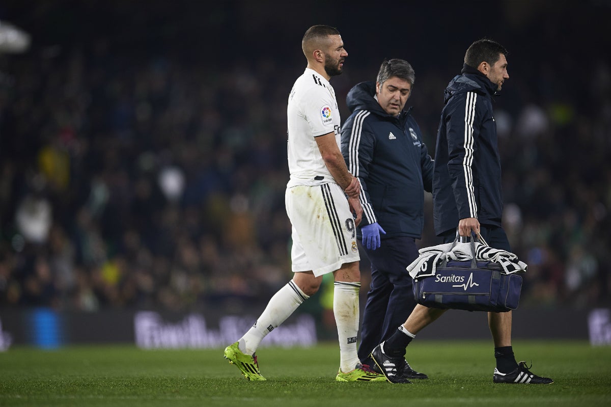Karim Benzema pasará por el quirófano el próximo domingo y estará tres semanas de baja Karim Benzema pasará por el quirófano el próximo domingo y estará tres semanas de baja