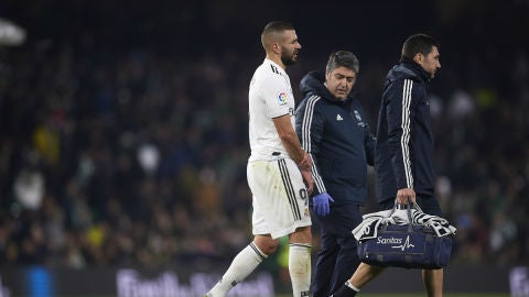 Benzema se duele de su mano derecha