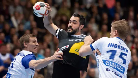 Raúl Entrerríos intenta avanzar ante la defensa islandesa Raúl Entrerríos intenta avanzar ante la defensa islandesa