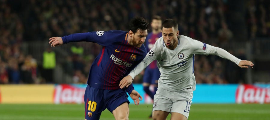 Messi y Hazard se disputan la posesión del balón Messi y Hazard se disputan la posesión del balón