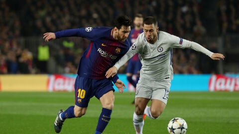 Messi y Hazard se disputan la posesi&oacute;n del bal&oacute;n