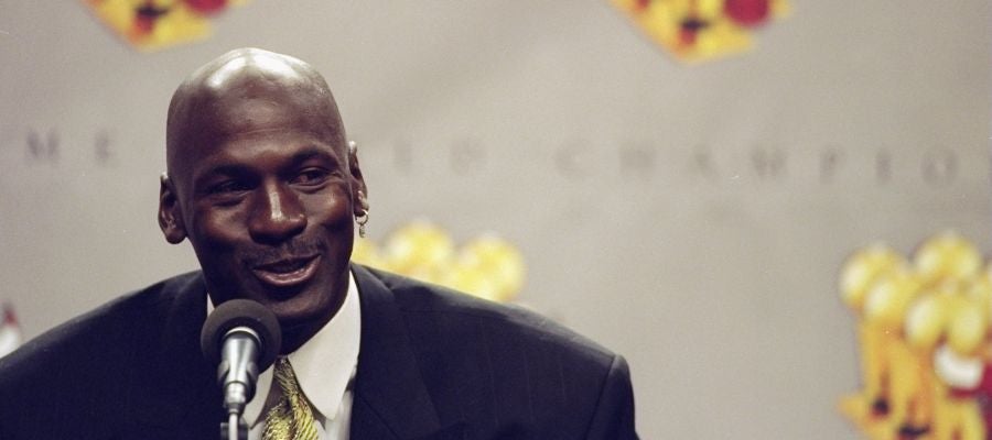 Michael Jordan anuncia su retirada del baloncesto en 1999 Michael Jordan anuncia su retirada del baloncesto en 1999