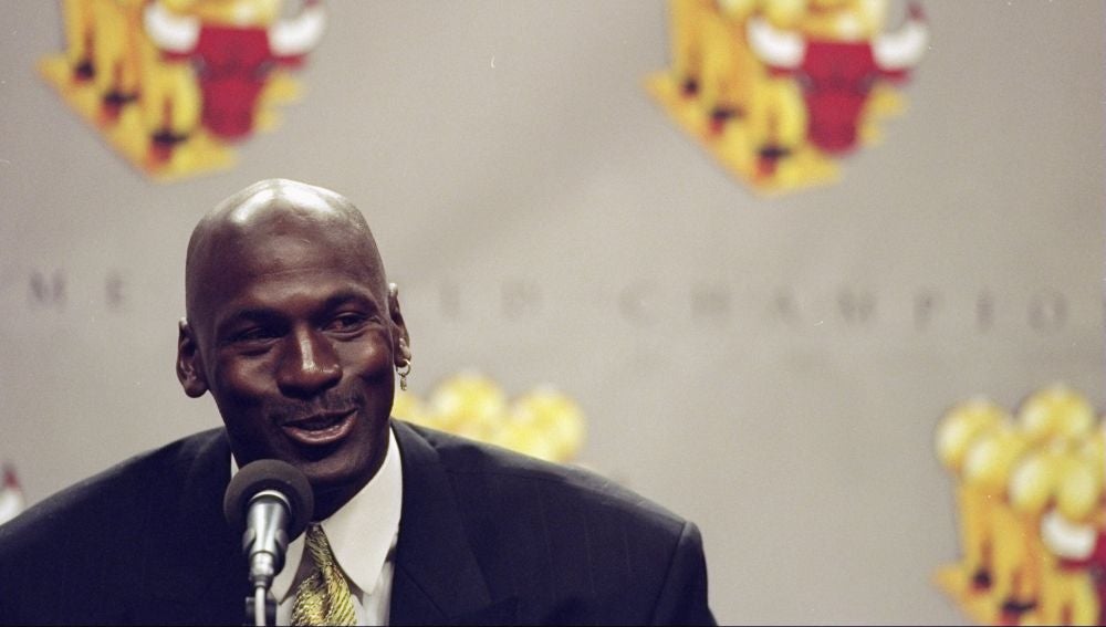 Michael Jordan anuncia su retirada del baloncesto en 1999