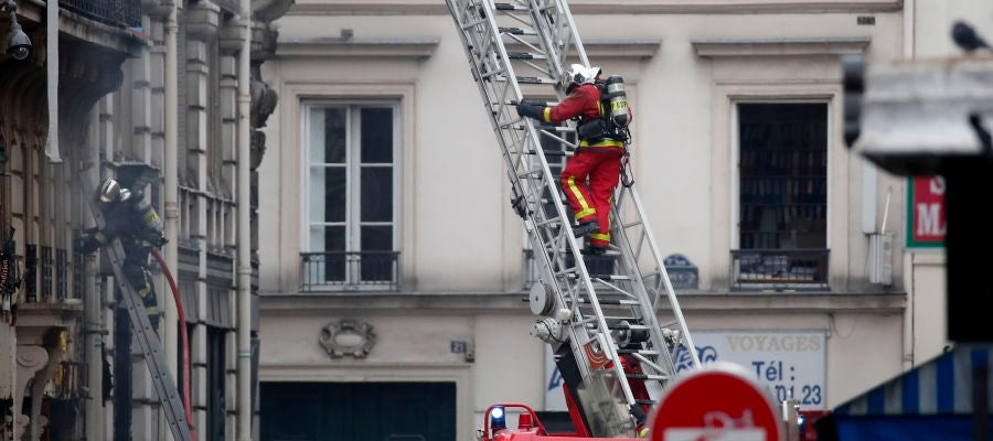 Los bomberos trabajan en el lugar de la explosión de una panadería en el centro de París Los bomberos trabajan en el lugar de la explosión de una panadería en el centro de París
