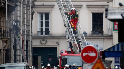 Los bomberos trabajan en el lugar de la explosi&oacute;n de una panader&iacute;a en el centro de Par&iacute;s